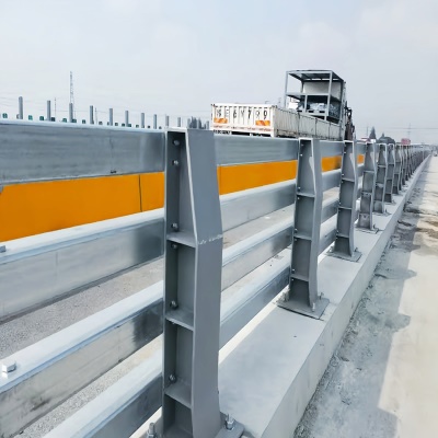 生产市政护栏隔离防撞桥梁钢结构铝合金铁栏杆镀锌喷漆 道路护栏