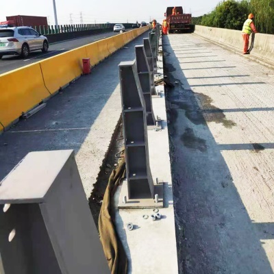 生产市政护栏隔离防撞桥梁钢结构铝合金铁栏杆镀锌喷漆 道路护栏